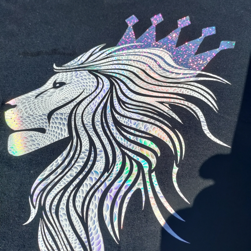 📸 Holographic Crowned Lion T-shirt - Picture 9 of 17